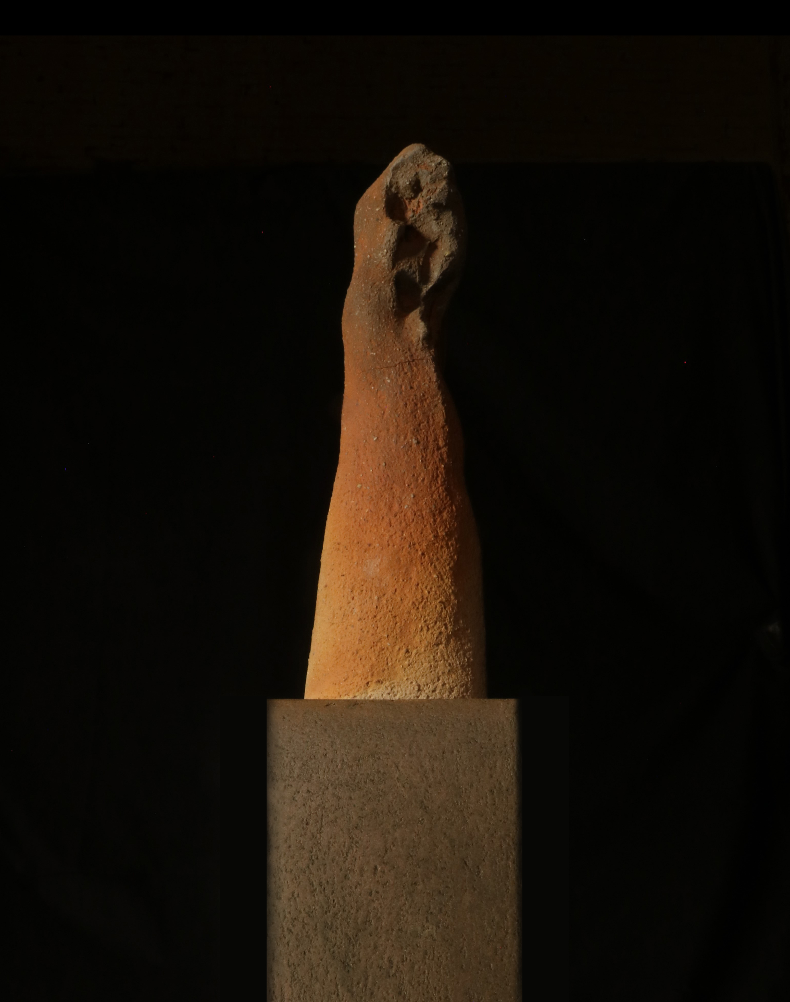 Sculpture « Mère et Enfant… »∼ « Mother and Child… » // H: 37cm (H. base: 35cm). // Grès, cuisson bois (socle: grès, oxydes métalliques, sigillée)∼ Stoneware, wood kiln (base: stoneware, metal oxides, sigillated) // 2018/2020