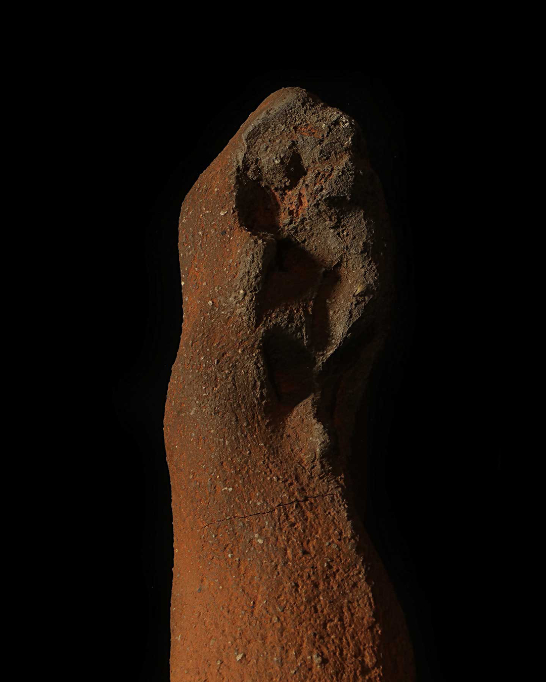 Sculpture « Mère et Enfant… »∼ « Mother and Child… » // H: 37cm (H. base: 35cm). // Grès, cuisson bois (socle: grès, oxydes métalliques, sigillée)∼ Stoneware, wood kiln (base: stoneware, metal oxides, sigillated) // 2018/2020