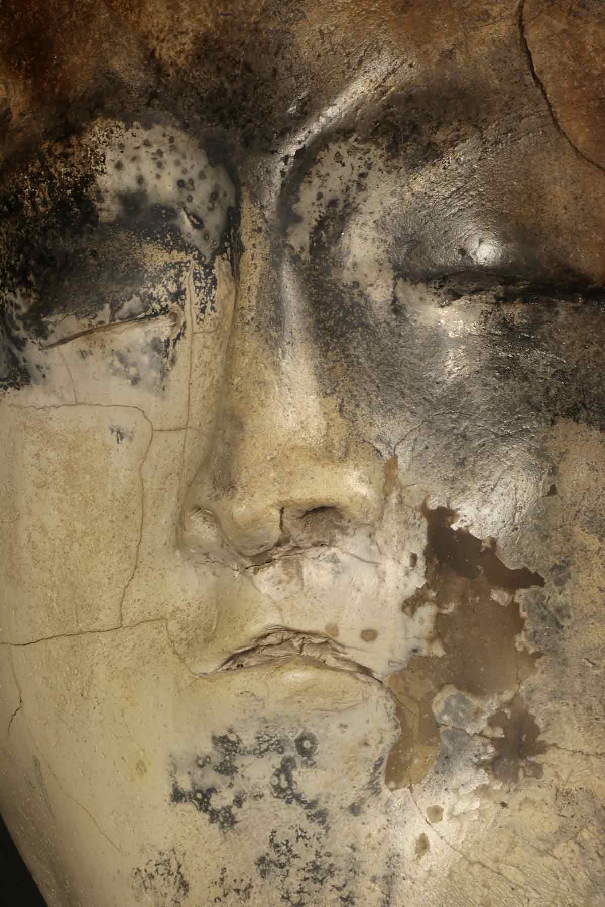 Sculpture « Parmi le bruit des ombres, nous nous promènerons… » ∼ « Among the sound of shadows, we will walk… » (detail) // H: 50cm. // Grès, oxydes métalliques, sigillée, cuisson bois ∼ Stoneware, metal oxides, sigillated, wood kiln // 2018/2021