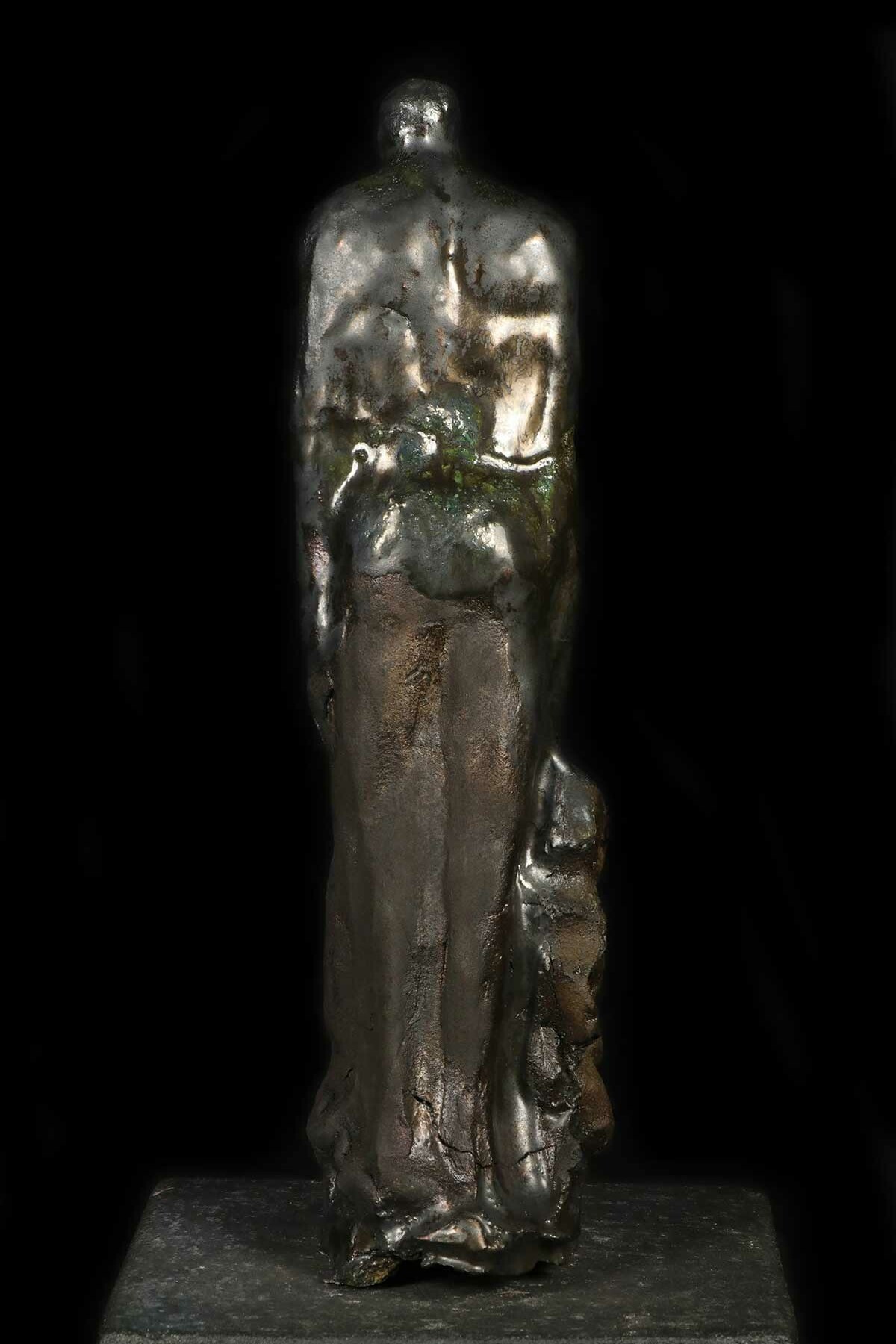 NP REVEILLARD, sculpture « Homme allant au supermarché avec un Enfant » ∼ « Man going to supermarket with a Child » // H: 29 cm. // Faïence, émaux (cuissons bois) ∼ Earthenware, glazes (wood kiln) // 2018/2021