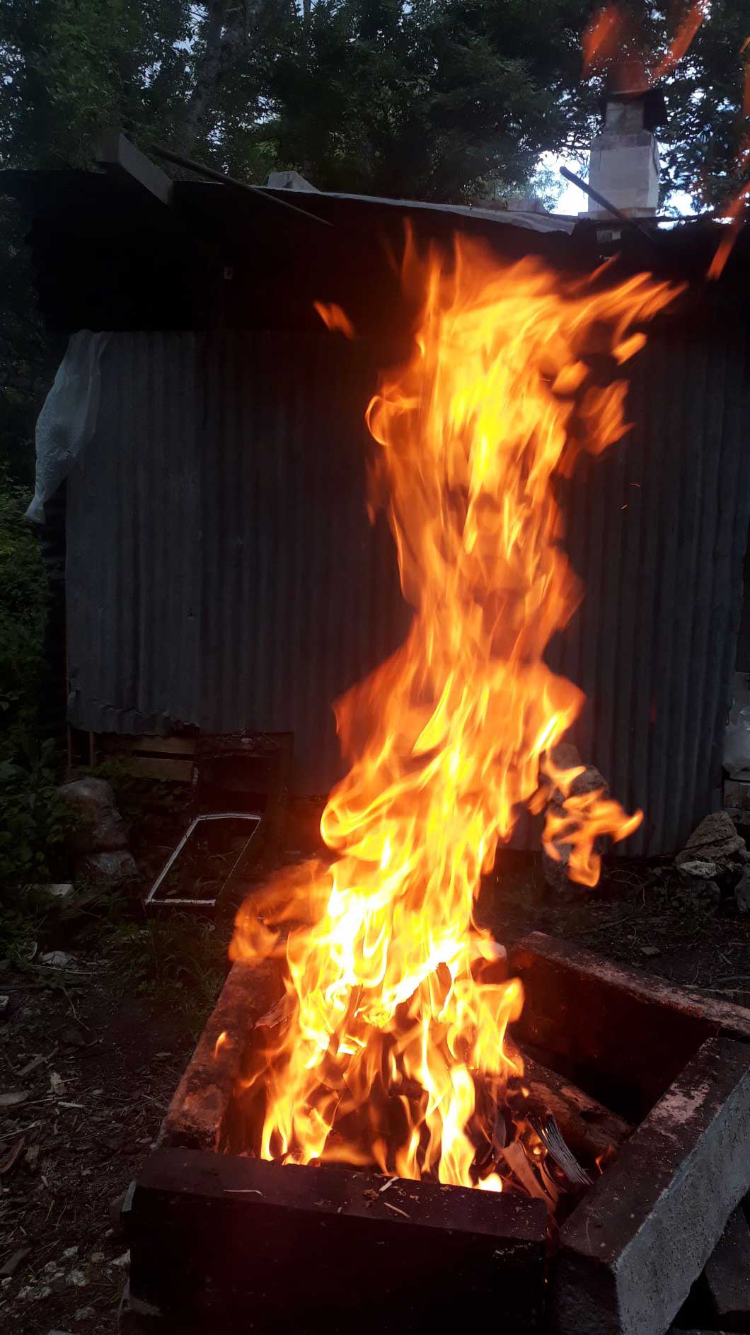 Flammes durant un enfumage de sculptures céramique / Flames during a smoking of ceramic sculptures
